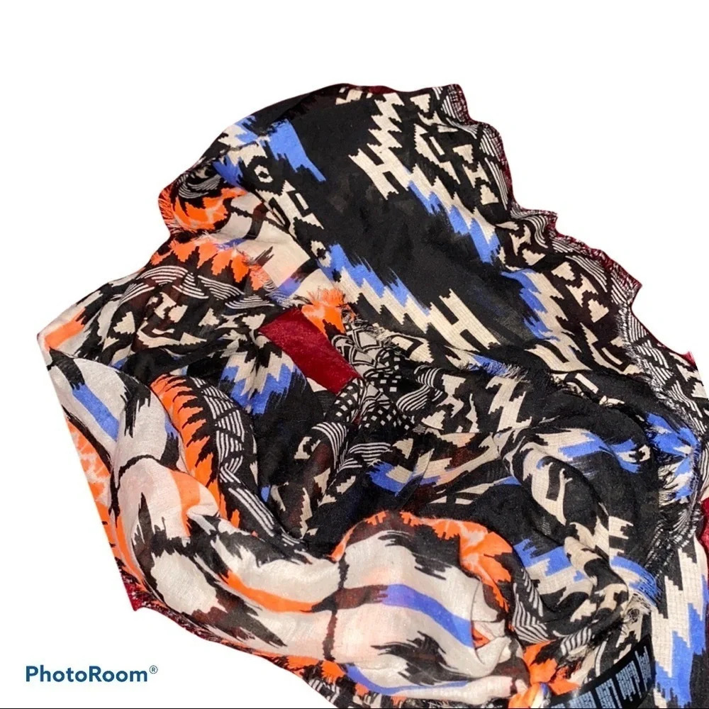 H&M urban print  square scarf 🧣